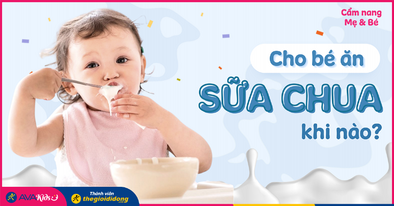 Bé đang ngồi ăn dặm ngon miệng, minh họa việc kết hợp sữa bột TH True Milk với chế độ ăn dặm đa dạng